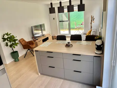 Kuchynský ostrovček s barovými stoličkami