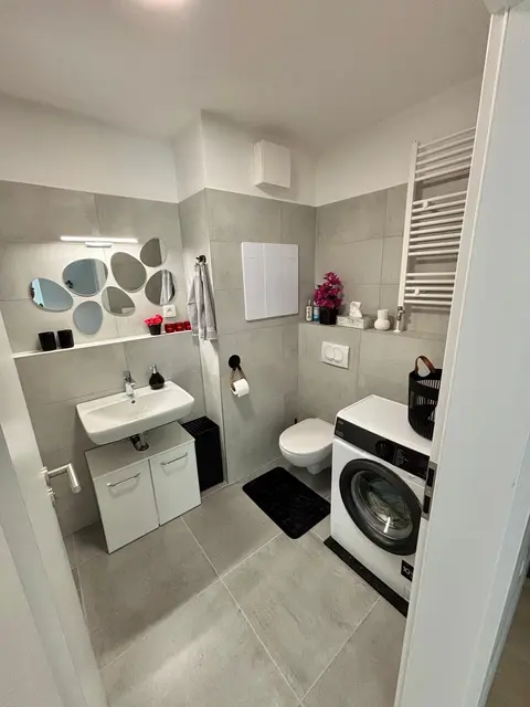 Kúpeľňa s umývadlom a WC