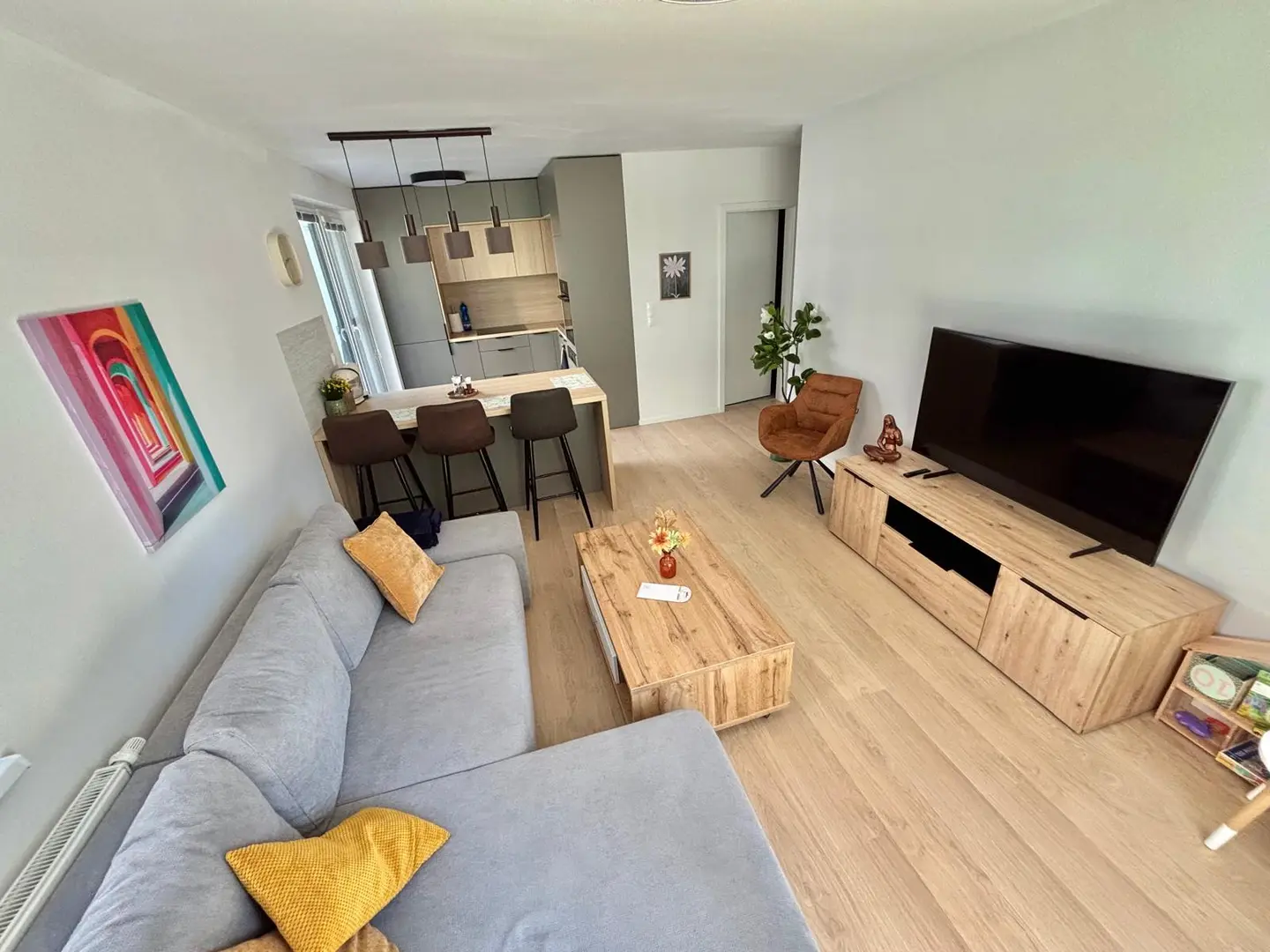 Svetlá obývacia izba apartmánu s výhľadom do záhrady
