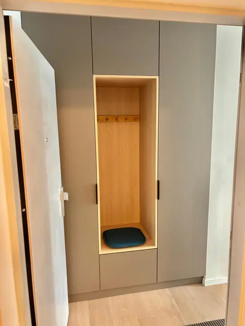 Vstavaný šatník s vešiakmi