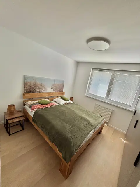Spálňa s manželskou posteľou z masívu