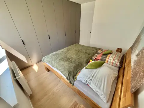 Priestranné vstavané skrine v spálni